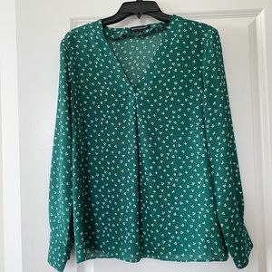NWOT BANANA REPUBLIC WOMEN’S GREEN FLORAL BLOUSE - size small